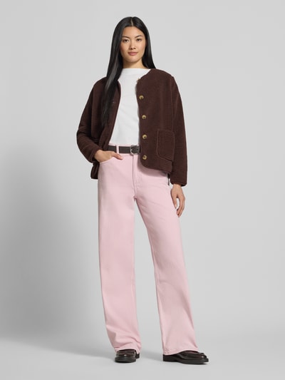 Frauenmodel trägt Regular Fit Teddyjacke mit ausgesetzten Taschen Modell 'SC-ONYX 2' von Soyaconcept, braun, Damen Teddy- / Webpelzjacke, weiße und rosa Kleidung, Ganzkörperansicht von vorne.