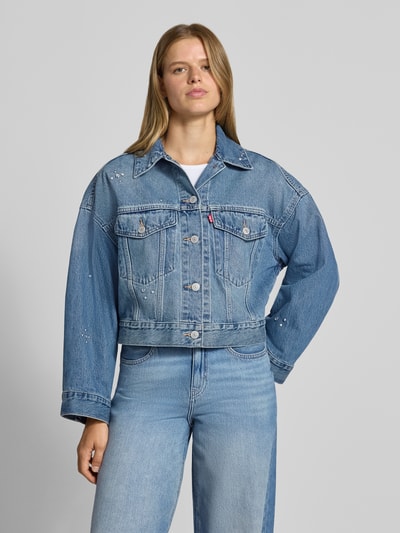 Frauenmodel trägt Loose Fit Jeansjacke aus reiner Baumwolle Modell 'LOOSE CROP TRUCKER' von Levi's® 300 in hellem Blau, Ganzkörperansicht von vorne, Damen Jeansjacke von Levi's® 300.