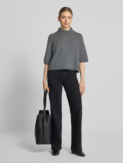 Frauenmodel trägt Strickpullover mit Kaschmir-Anteil von Luisa Cerano in Grau, lockere Passform, Stehkragen, 3/4-Arm, Ganzkörperansicht von vorne. Baumwoll-Kaschmir-Mix, gerippte Abschlüsse, Rücken- und Ärmellänge bei Größe 36 dezent sichtbar.