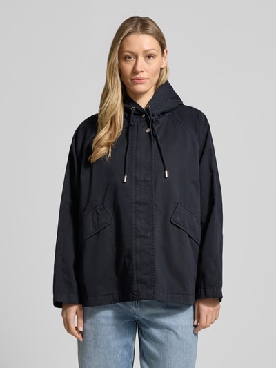 Frauenmodel trägt Regular Fit Jacke aus reiner Baumwolle von Marc O'Polo, efekt: jednolity kolor, krój regular fit, kaptur z tunelem, zapięcie: zatrzaski, kryty zamek błyskawiczny, długi rękaw, wykończenie: zaokrąglony dół, boczne kieszenie z patką, materiał: bawełna, Ganzkörperansicht von vorne.