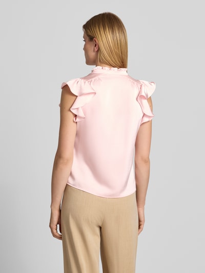Frauenmodel trägt Blusentop aus Satin Modell 'Stella' von Neo Noir in Hellrosa mit Rüschen und Stehkragen, Regular Fit, Rückenansicht.