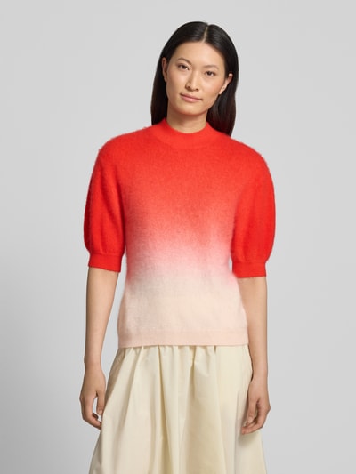 Frauenmodel trägt Strickpullover aus Kaschmir-Baumwoll-Mix mit Puffärmeln von HERZENS in Rot-Weiß, Regular-Fit, Stehkragen, 1/2-Arm, Rückenlänge 56 cm, Ärmellänge 26 cm, Vorderansicht, Nahaufnahme Oberkörper.
