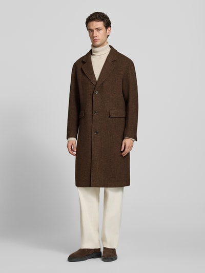 Männermodel trägt Regular Fit Wollmantel mit Pattentaschen von Selected, braune Melange-Optik, Strukturmuster, Reverskragen, einreihige Knopfleiste, Klappentaschen, Gehschlitz, Wollmix-Webware, Ganzkörperansicht von vorne.