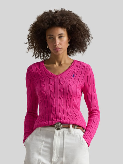 Vrouwenmodel draagt Regular Fit Strickpullover aus Woll-Kaschmir-Mix van Polo Ralph Lauren, roze, kabelpatroon, logostiksel, lange mouw, crew neck, geribde boorden, gebreide textuur, unicolor. Bovenlichaam close-up vooraanzicht.
