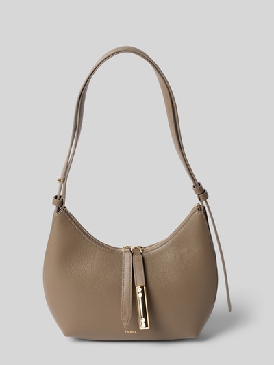 Produktfoto, Shoulder Bag aus echtem Leder mit Logo-Detail Modell 'Goccia' von FURLA in Taupe, goldene Akzente, strukturierte Oberfläche, glatte Form, Hauptfach mit Reißverschluss, sichtbarer Schulterriemen, neutrale Hintergrundfarbe, Maße 22x23x7 cm, Länge Schulterriemen 56 cm.