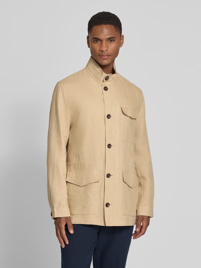 Mężczyznamodel nosi Leinenjacke mit Stehkragen und Pattentaschen von bugatti, beżowy, czysty len, krój regular fit, guzik, kieszenie z patką, widok całej sylwetki z przodu.