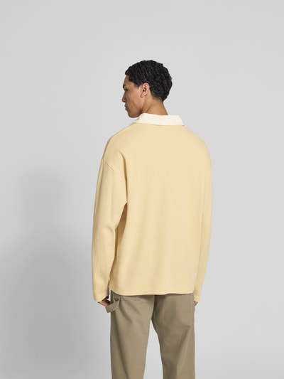 Männermodel trägt Relaxed Fit Sweatshirt mit Polokragen von Forét aus Reine Baumwolle mit Strukturmuster, Logo-Stitching, Rückenlänge 72 cm, Ganzkörperansicht Rückansicht.