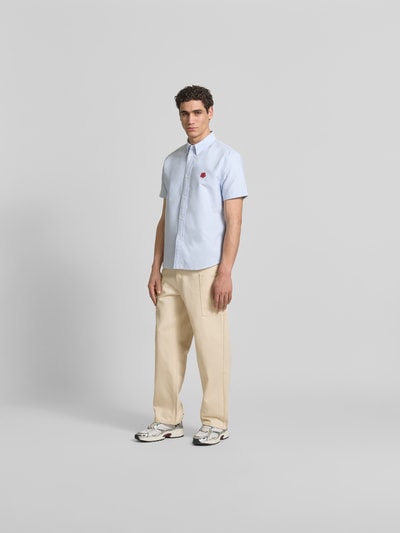 Männermodel trägt Straight Fit Jeans mit Cargo-Taschen von Kenzo aus Baumwoll-Mix im 5-Pocket-Design, Ganzkörperansicht von vorne.
