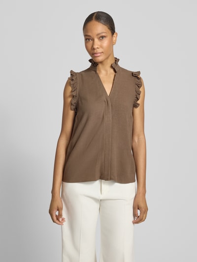 Kobiece modelka nosi Regular Fit Blusentop aus Viskose-Leinen-Mix Modell 'VIVA' von Selected Femme, efekt: jednolity kolor, krój regular fit, stójka z falbanami, dekolt w serek, listwa guzikowa ukryta, bez rękawów z falbanami, mieszanka wiskozy i lnu, Ganzkörperansicht von vorne.