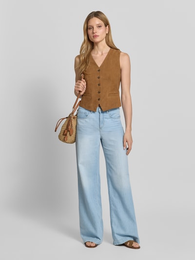 Frauenmodel trägt Regular Fit Lederweste mit Ziernähten Modell 'VETUSTA' von Weekend Max Mara aus Ziegenleder, Optik: Unifarben, V-Ausschnitt, einreihige Knopfleiste, Leistentaschen, Material: Echtleder, Ganzkörperansicht von vorne.