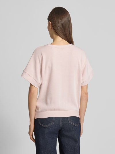 Frauenmodel trägt Sweatshirt mit 1/2-Arm Modell 'Gimos' von OPUS in zartem Rosa, Baumwoll-Mix, lockere Passform, Ganzkörperansicht Rückansicht.