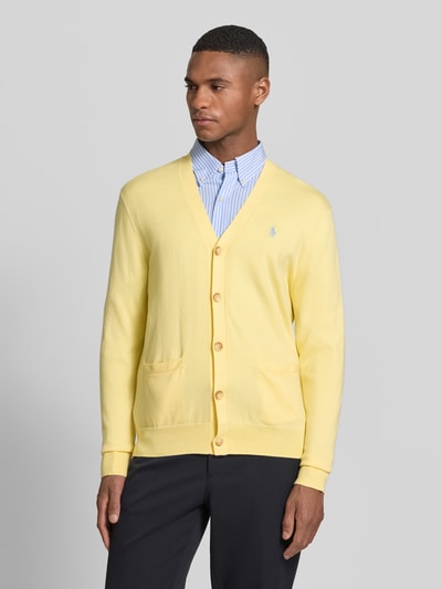 Mannenmodel draagt Regular Fit Gebreid jack uit puur katoen van Polo Ralph Lauren, effen look, logodetail, vooraanzicht van het hele lichaam