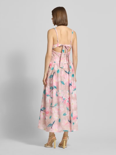 Vrouwenmodel draagt Midikleid im Allover-Look Modell 'CARTIA' van Bardot in roze met bloemenprint, pure ramie, a-lijn, ruglengte 111 cm, borstwijdte 30 cm, volledige rugaanzicht.