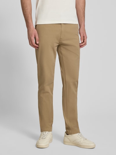Männermodel trägt Tapered Chino aus reiner Baumwolle Modell 'STANDARD TAPER CHINO II' von Levi's®, sandfarben, Herren Chino, Nahaufnahme Oberkörper bis Schuh