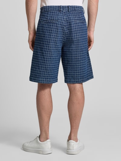 Männermodel trägt Regular Fit Bermudas mit viscose-aandeel model 'Luca' van Wood Wood, mix van katoen en viscose, achteraanzicht, heren, bandwijdte maat M 44 cm, binnenbeenlengte maat M 27 cm, blauwe ruittextuur
