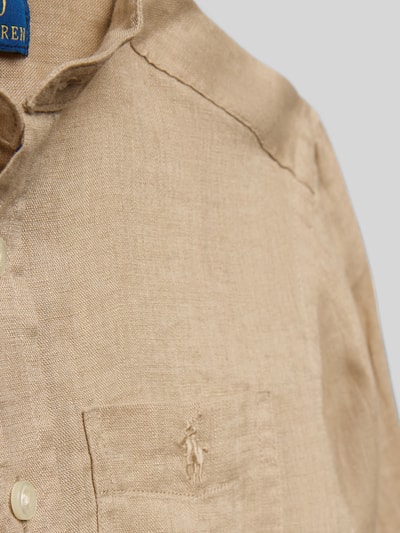 Junge trägt Regular Fit Freizeithemd aus reinem Leinen von Polo Ralph Lauren Teens, Optik: Unifarben, Logo-Stitching, Nahaufnahme Oberkörper.
