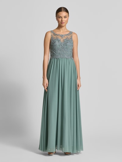 Frauenmodel trägt Abendkleid mit Ziersteinen und floralen Stickereien von LAONA, taillierte Passform, Rundhalsausschnitt, doppellagiger Rockteil, Rückenlänge 145 cm, Brustweite 40 cm, Ganzkörperansicht von vorne