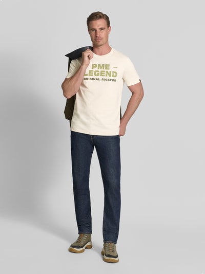 Männermodel trägt T-shirt met labelprint en ronde hals, regular fit van PME Legend, puur katoen, ruglengte maat M 64 cm, ganzkörperansicht van voren.