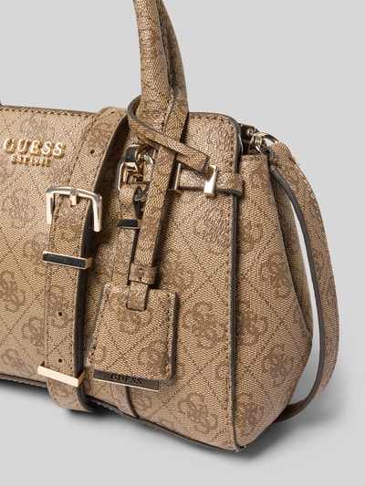 Produktfoto, Handtasche mit Logo-Muster Modell 'LEONA' von GUESS, Główna przegroda z zamkiem błyskawicznym, aplikacja z logo, uchwyt, pasek na ramię, szerokość w rozmiarze 1: 26 cm, długość w rozmiarze 1: 17 cm, głębokość w rozmiarze 1: 11 cm, długość paska na ramię w rozmiarze 1: 120 cm, złoty beż, strukturalna tekstura, geometryczne kształty