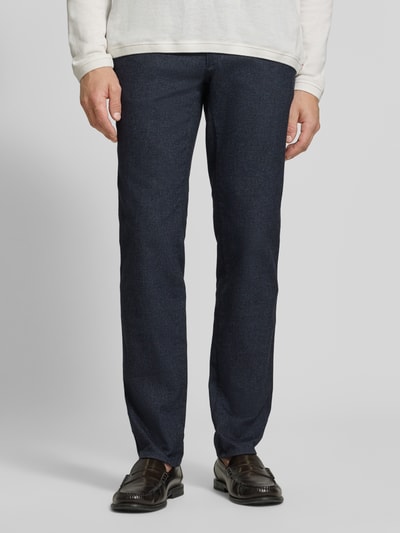 Mannenmodel draagt donkerblauwe broek van katoenmix met rechte pijpen, Heren Schmale Hose von Brax, Schmale Hose aus Baumwoll-Mix model 'Fabio', detailopname.