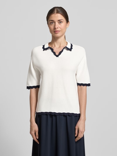 Frauenmodel trägt Strickshirt mit Polokragen und V-Ausschnitt von Christian Berg Woman aus Reine Baumwolle, Regular-Fit, Kontraststreifen, Wellensaum, Rückenlänge 57 cm, Ärmellänge 25 cm, Ganzkörperansicht von vorne.