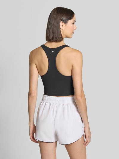 Modelka nosi Cropped Top mit integrierten Cups von Fabletics, czarny, krój slim fit, okrągły dekolt, długość pleców S: 36 cm, widok całej sylwetki z tyłu.
