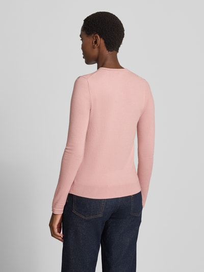 Vrouwenmodel draagt Regular Fit gebreid jack uit viscosemix met geschulpte zoom van Christian Berg Woman, ruglengte 56 cm, mouwlengte 61 cm, geribde boorden, knoopsluiting, lange mouw, Dames, rugaanzicht