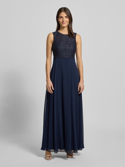Frauenmodel trägt Regular Fit Abendkleid mit floralem Spitzenbesatz von Jake*s Cocktail, dunkelblau mit Pailletten und Rundhalsausschnitt, semitransparenter Look, ärmellos, blickdichter Unterrock, Ganzkörperansicht von vorne.