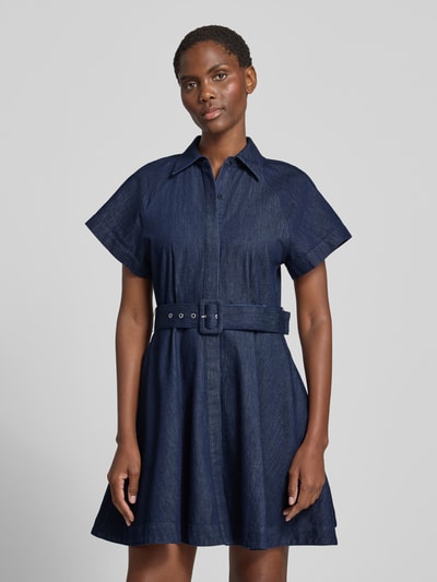Kobiece modelka nosi granatowe Tailliertes Freizeitkleid aus reiner Baumwolle Modell 'KASTINA' od HUGO o miękkiej teksturze, z paskiem, widok z przodu, sukienki casualowe.