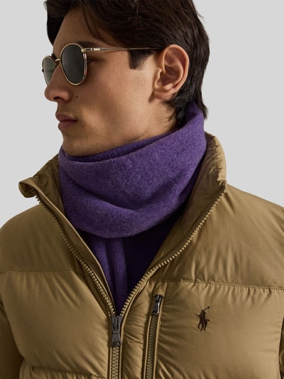 Männermodel trägt Regular Fit Daunenjacke mit Logo-Stitching von Polo Ralph Lauren in Beige, sichtbare Struktur, Nahaufnahme Oberkörper, Herren Daunenjacke von Polo Ralph Lauren