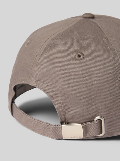Produktfoto, größenverstellbare Cap mit Label-Stitching von CK Calvin Klein aus reiner Baumwolle in Taupe mit verstärktem Schirm und Metallschnalle.