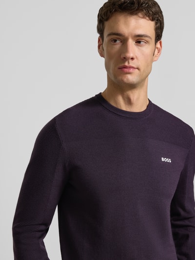 Männermodel trägt Regular Fit Strickpullover mit Woll-Anteil Modell 'MOMENTUM' von BOSS Green, Optik: Unifarben, Nahaufnahme Oberkörper.