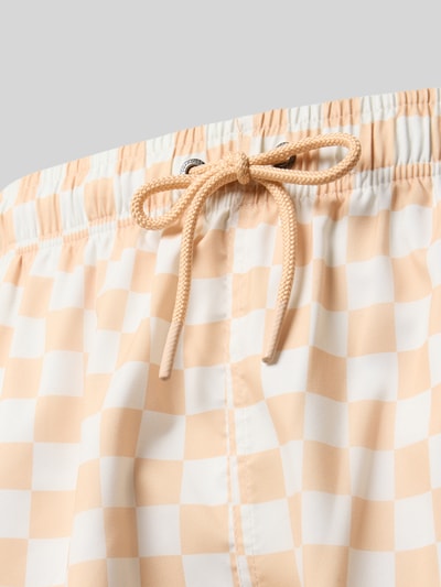 Produktfoto, Badehose mit elastischem Bund Modell 'Piazza' von BOARDIES im beigen und weißen Karo-Look, Nahaufnahme Bund und Muster.