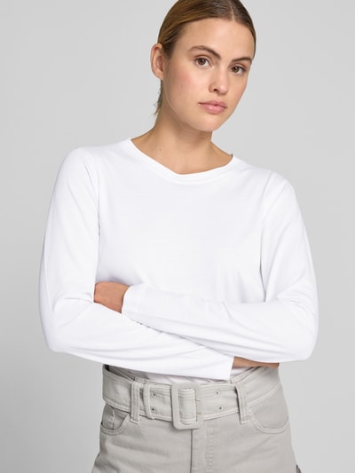 Frauenmodel trägt Longsleeve mit Rundhalsausschnitt von Juvia, Baumwoll-Mix, Gerader Schnitt, Unifarben, Rückenlänge 60 cm, Nahaufnahme Oberkörper.