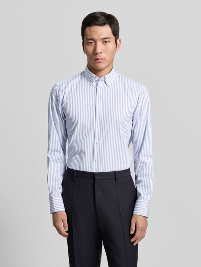 Męski model nosi Regular Fit Business-Hemd mit Knopfleiste od Christian Berg Men, bawełna, krój regular fit, button-down, długość tyłu 78 cm, szerokość w rozmiarze 47 cm, długość rękawa 64 cm, widok całej sylwetki z przodu.
