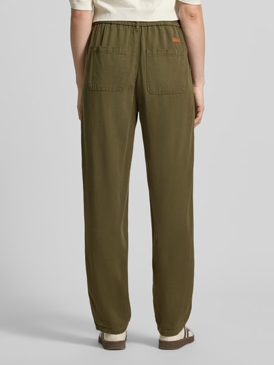 Frauenmodel trägt Straight Fit Stoffhose aus reinem Lyocell Modell 'Maison' von MOS MOSH in Olivgrün mit elastischem Bund, Ganzkörperansicht Rückansicht.