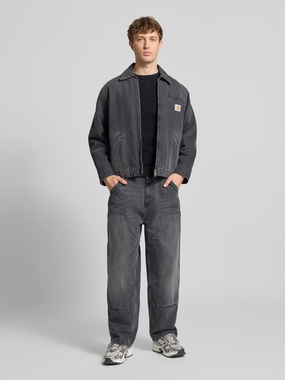 Männermodel trägt Slim Fit Pullover in Strick-Optik Modell 'Baron' von Blend aus Reine Baumwolle, Rundhalsausschnitt, Ganzkörperansicht von vorne.