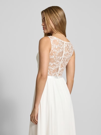 Männermodel trägt Abendkleid mit Spitze und Taillenband von Luxuar, długi biały materiał, koronkowa góra, widok z tyłu, Ganzkörperansicht Rückansicht.
