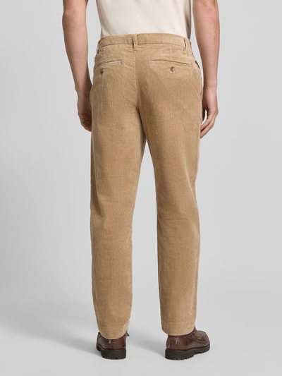 Männermodel trägt beigefarbene Tapered Fit Cordhose aus reiner Baumwolle Modell 'LEROY' von Selected, Herren Cordhose, Ganzkörperansicht Rückansicht.