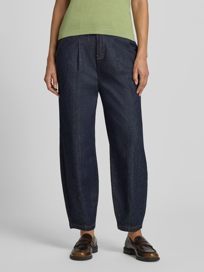 Kobiece model prezentuje ciemnoniebieskie jeansy Barrel Jeans aus Baumwoll-Mix Modell 'Ballon Str Denim' od Buena Vista, Ganzkörperansicht von vorne, damskie jeansy Buena Vista