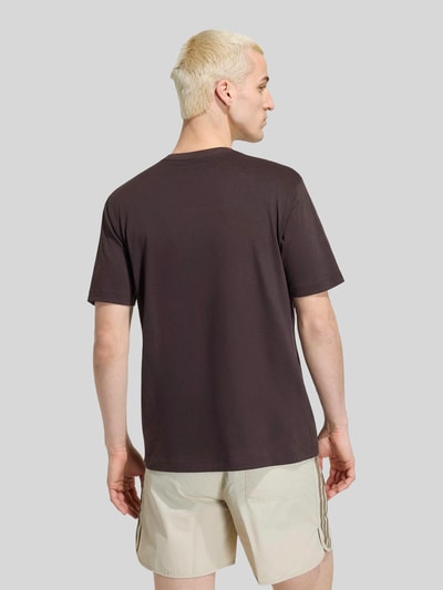 adidas Originals męski t-shirt o kroju regular fit z czystej bawełny Ciemnobrązowy 5