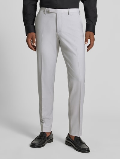 Männermodel trägt helle Hose zu schwarzem Hemd und schwarzen Schuhen, Produktfoto des Regular Fit Sakko mit Schurwoll-Anteil Modell 'Monopoly' von CINQUE, Nahaufnahme Unterkörper, glatte Stoffstruktur, dezente Details.