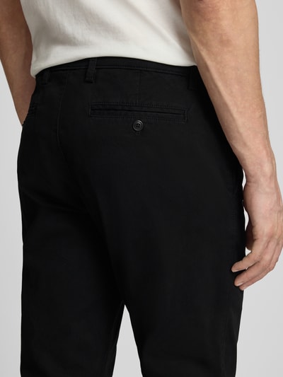 Männermodel trägt Slim Fit Chino mit Eingrifftaschen von GAP, Schwarz, Baumwoll-Elasthan-Mix, Detailaufnahme Rückansicht.