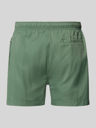 Produktfoto, Badehose mit elastischem Bund und Tunnelzug von MCNEAL aus Baumwoll-Mix in Grün, Regular-Fit, schlichte Struktur.