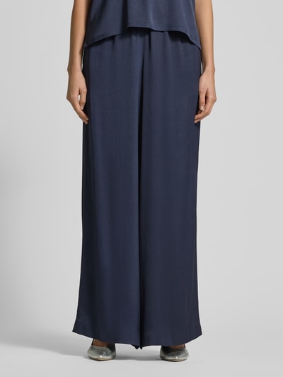 Vrouwenmodel draagt Hose mit weitem Bein Modell 'TWEEZER' van Drykorn in donkerblauw, materiaal-mix met stretch, Nahaufnahme onderlichaam.