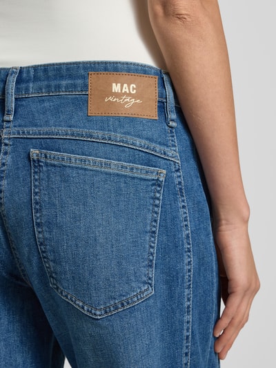 Vrouwenmodel draagt Jeans met 5-Pocket-Design model 'Ohio' van MAC, blauwe katoen-elastaan-mix, detailopname achterkant