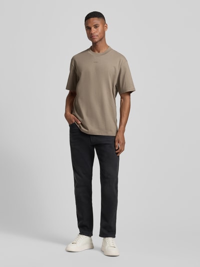 Männermodel trägt Regular Fit T-Shirt aus reiner Baumwolle Modell 'DAPOLINO' von HUGO, Optik: Unifarben, Label-Schriftzug, Jersey, Ganzkörperansicht von vorne.