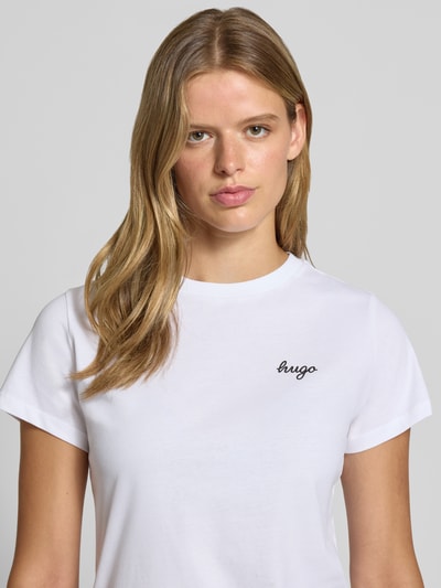 Vrouwenmodel draagt wit Regular Fit T-shirt uit zuivere katoen model 'Damatee_B' van HUGO, Dames t-shirt van HUGO Blue, close-up bovenlichaam.
