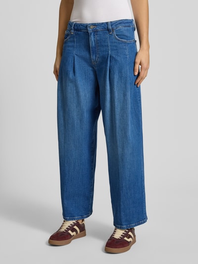 Vrouwenmodel draagt Wide Fit Jeans met gelegde plooien van Guess Jeans, blauw, 5-pocket, katoenmix, knoopsluiting, vooraanzicht, detailopname.
