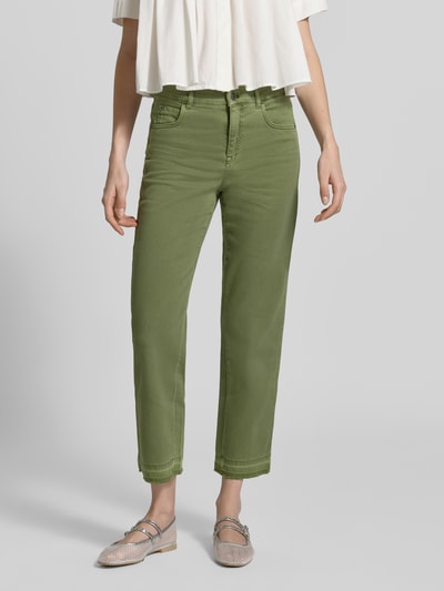 Frauenmodel trägt Feminine Fit Jeans mit Fransen und Eingrifftaschen von Marc Cain aus Baumwoll-Elasthan-Mix in Grün, Ganzkörperansicht von vorne. Bundweite bei Größe 36: 38 cm, Innenbeinlänge bei Größe 36: 70 cm.